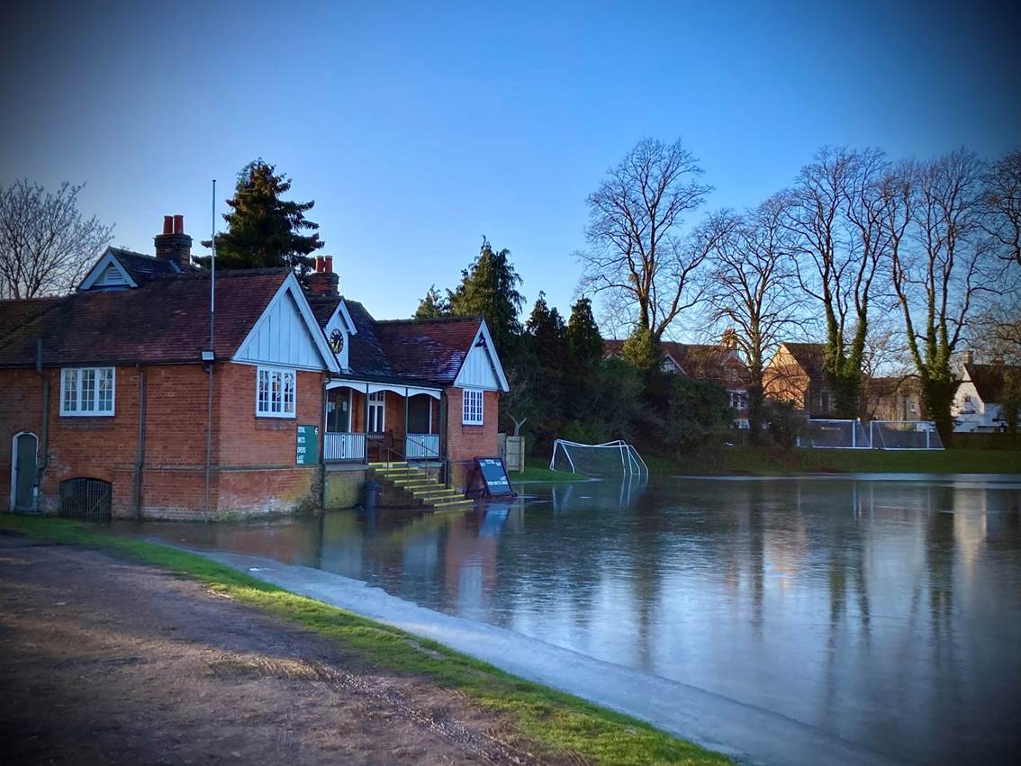 A body of water with houses along it

Description automatically generated with low confidence